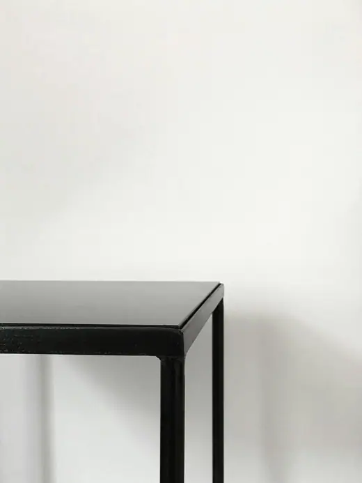 Siyah profil kaynaklı masa
